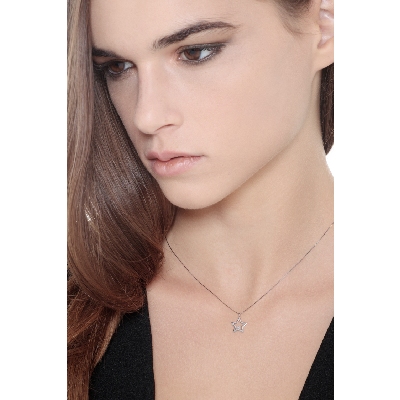 Collier avec pendentif étoile et diamant