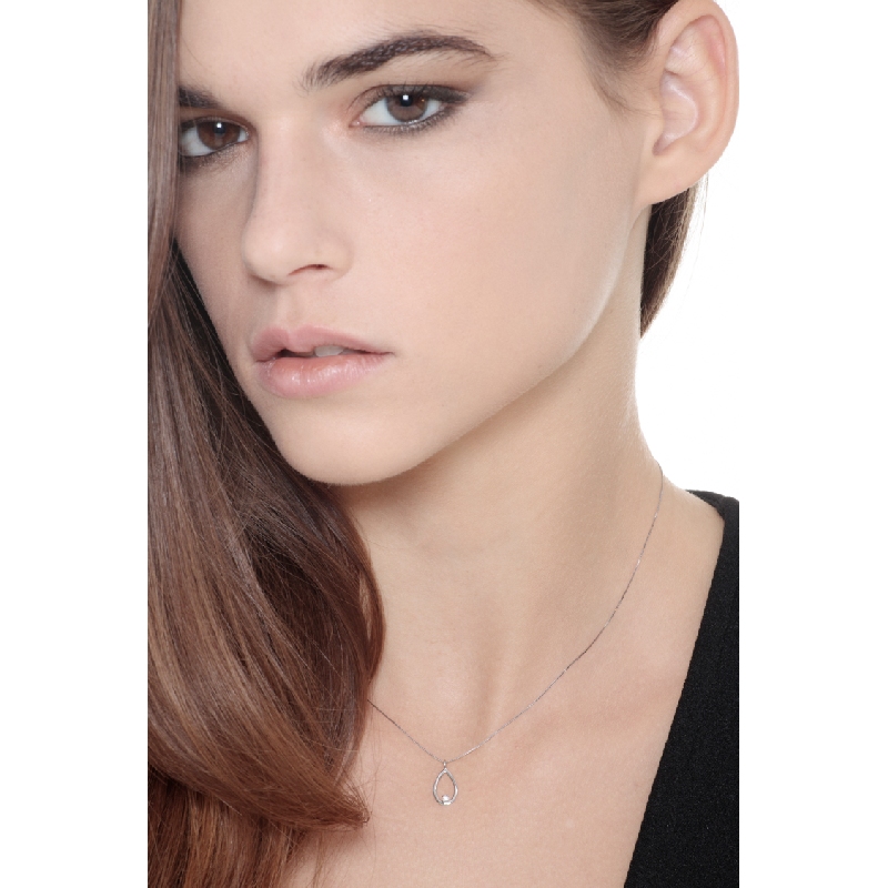 Collier or 18k avec pendentif et diamants  Collier or 18k avec pendentif et diamants