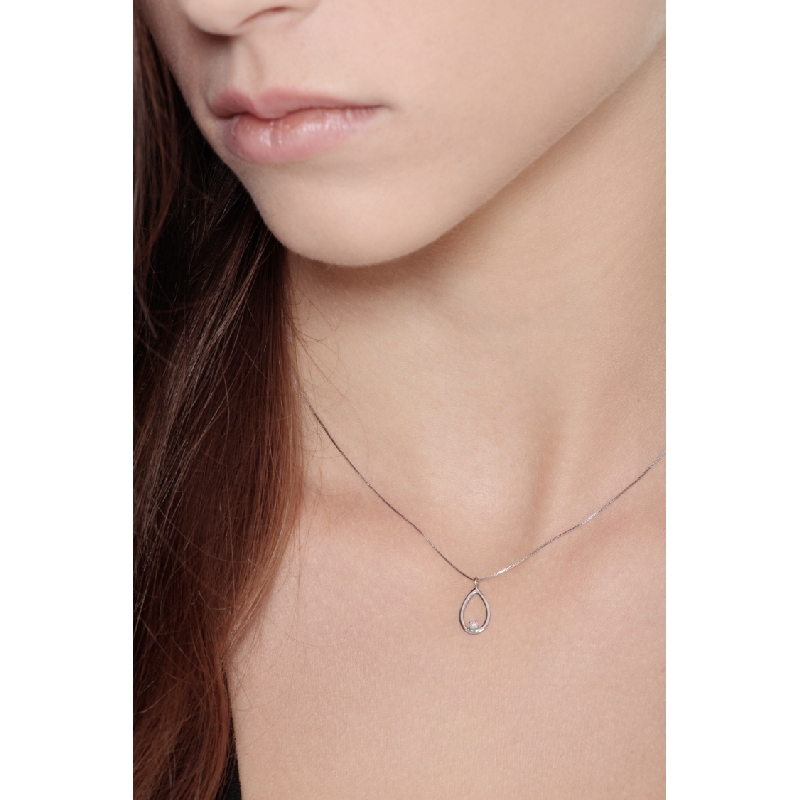 Collier or 18k avec pendentif et diamants  Collier or 18k avec pendentif et diamants