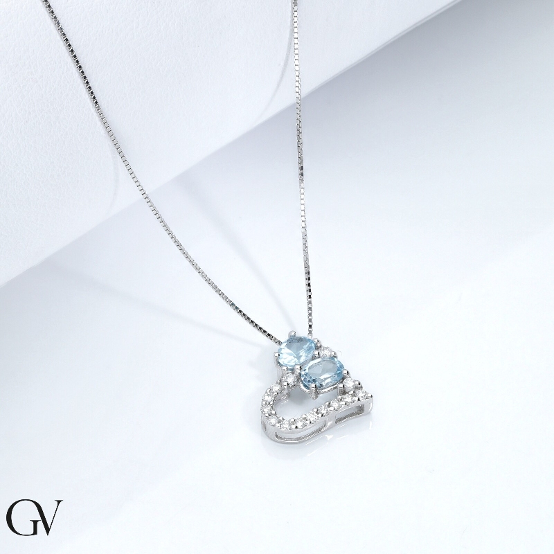Collier en or blanc 18k avec pendentif en forme de cœur et aigue-marines et diamants Collier en or blanc 18k avec pendentif en forme de cœur et aigue-marines et diamants
