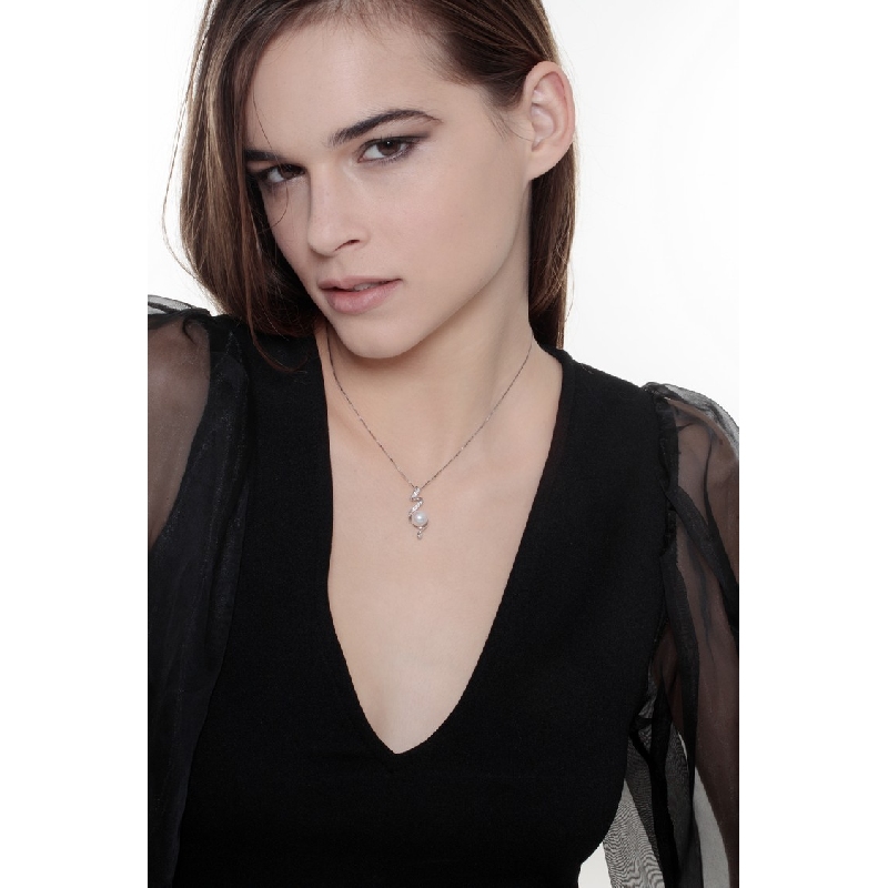 Collier en or blanc 18 carats avec pendentif de diamants et perle