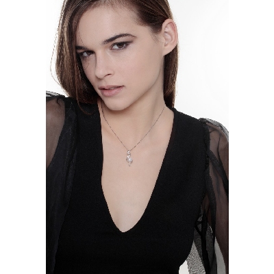 Collier en or blanc 18 carats avec pendentif de diamants et perle