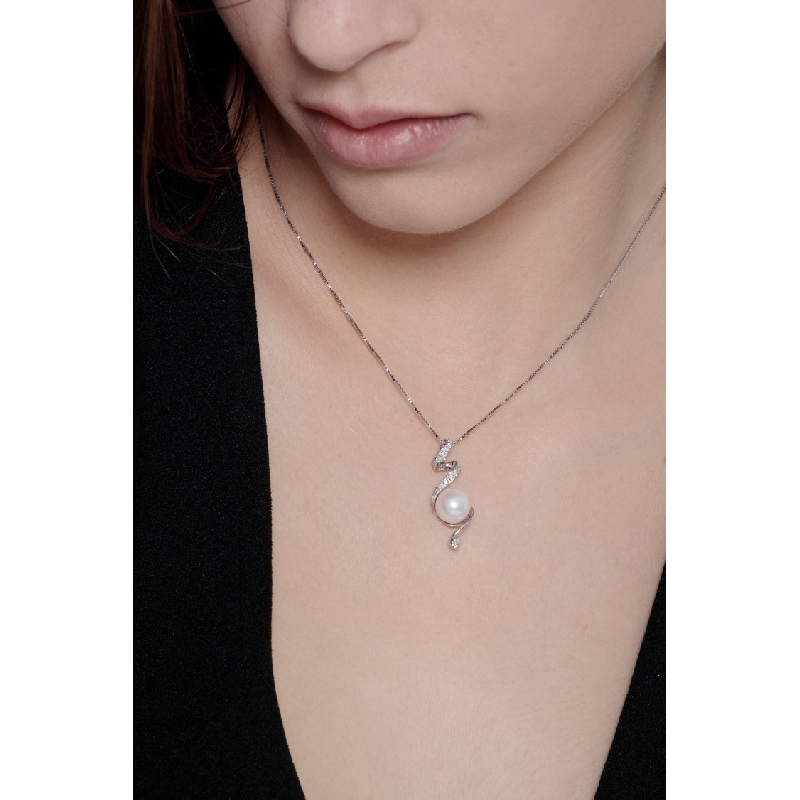 Collier en or blanc 18 carats avec pendentif de diamants et perle