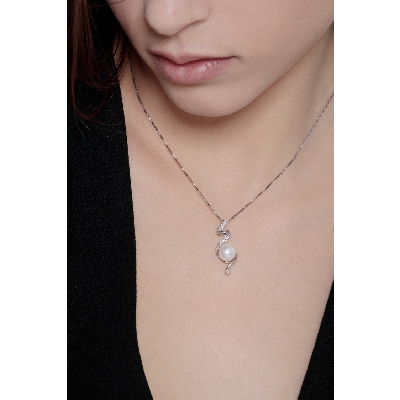 Collier en or blanc 18 carats avec pendentif de diamants et perle