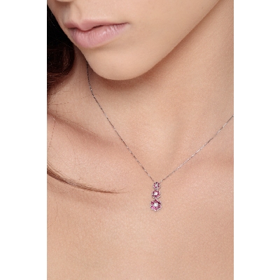 Collier trilogie en or blanc 18k avec trois fleurs avec rubis