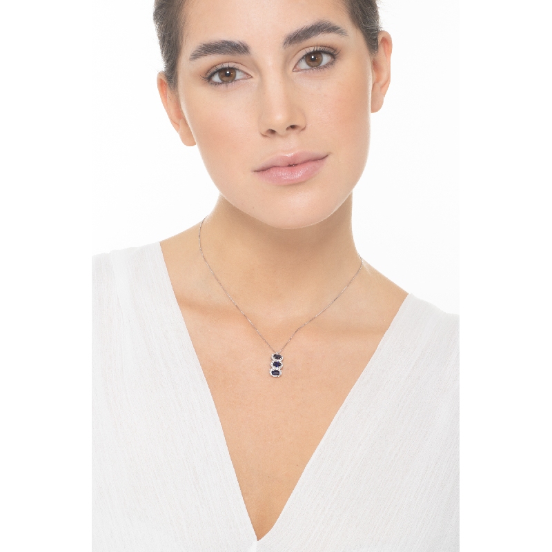 Collier en or 18k avec trois saphirs bleus ovales et diamants Collier en or 18k avec trois saphirs bleus ovales et diamants