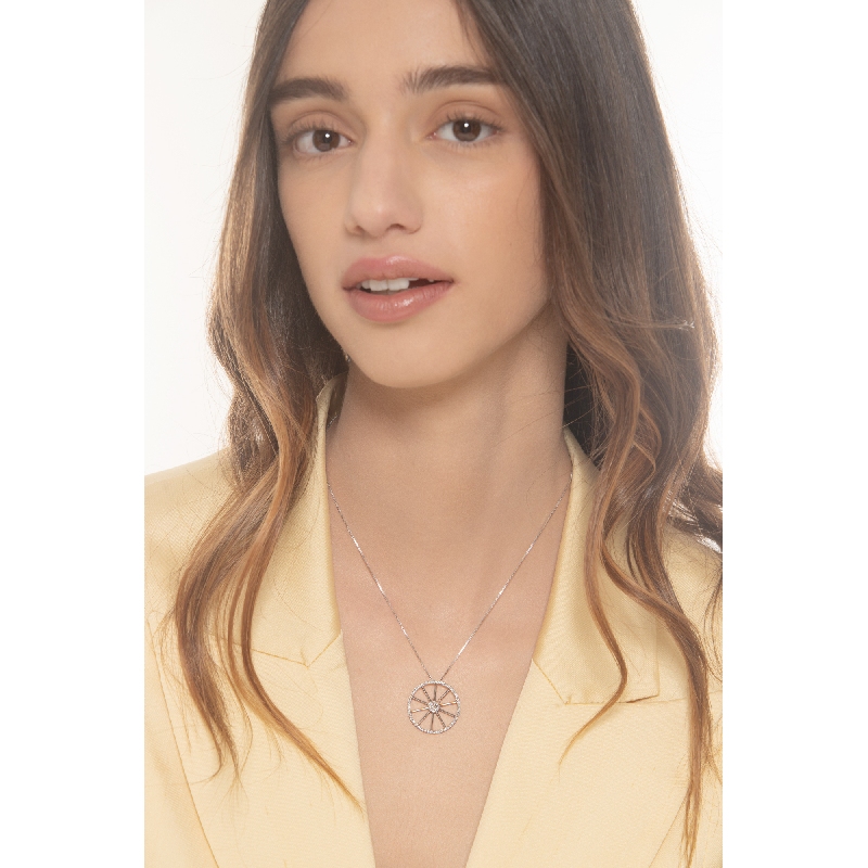 Collier en or blanc 18k avec pendentif en forme de roue Collier en or blanc 18k avec pendentif en forme de roue