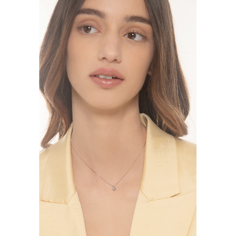 Collier en or blanc 18k fleur ornée d'un diamant Collier en or blanc 18k fleur ornée d'un diamant