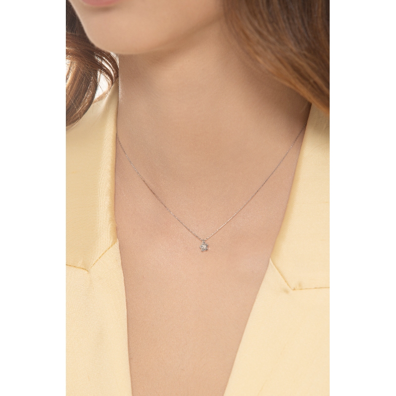 Collier en or blanc 18k fleur ornée d'un diamant Collier en or blanc 18k fleur ornée d'un diamant