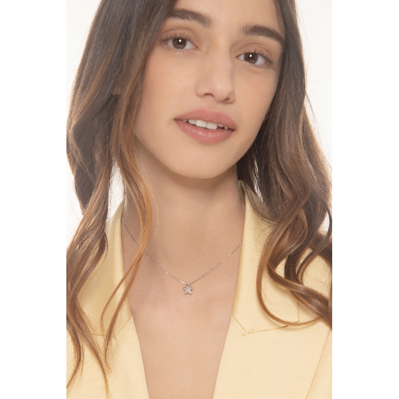 Collier avec étoile en or blanc 18k avec diamants taille brillante