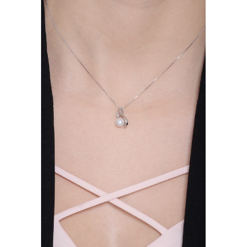 Collier en or blanc avec perle naturelle et diamant