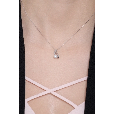 Collier en or blanc avec perle naturelle et diamant