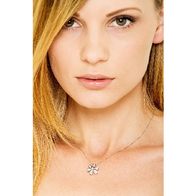 Collier en or blanc 18k avec pendentif fleur et diamants