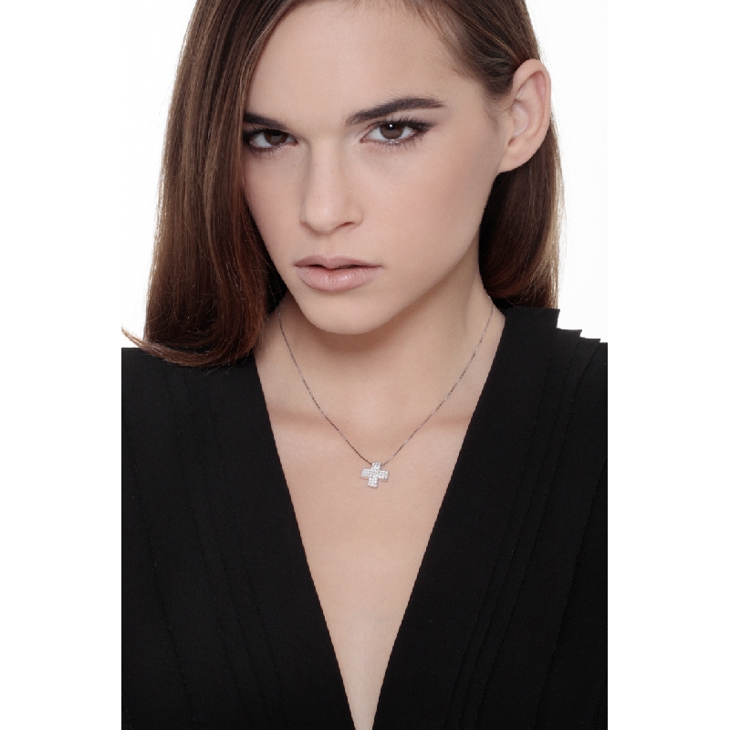 Collier en or blanc 18k avec croix en pavé de diamants Collier en or blanc 18k avec croix en pavé de diamants