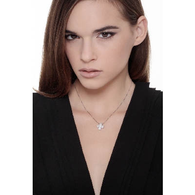 Collier en or blanc 18k avec croix en pavé de diamants