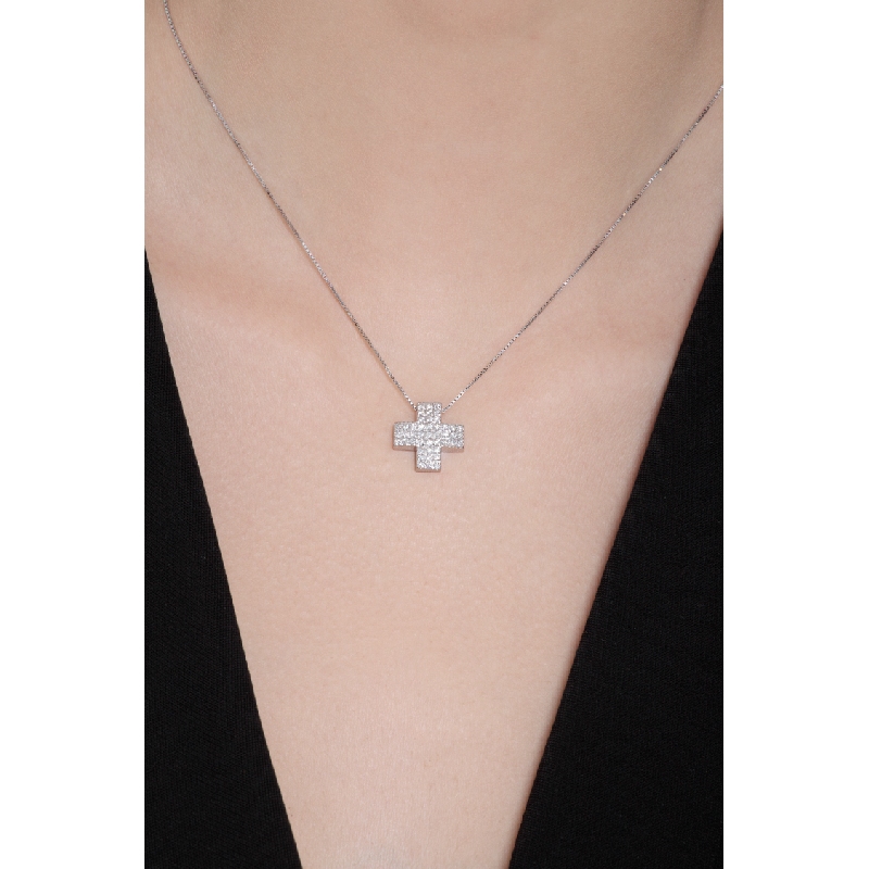 Collier en or blanc 18k avec croix en pavé de diamants Collier en or blanc 18k avec croix en pavé de diamants