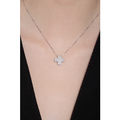 Collier en or blanc 18k avec croix en pavé de diamants