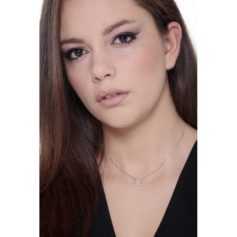 Collier en or blanc 18 carats avec croix pavée de diamants Collier en or blanc 18 carats avec croix pavée de diamants