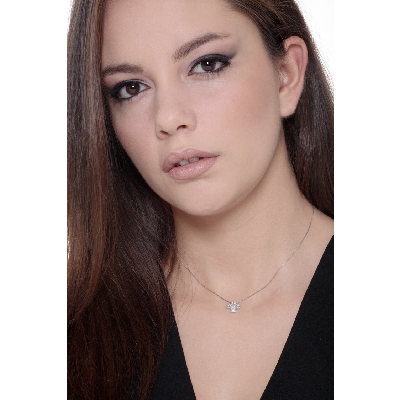 Collier en or blanc 18 carats avec croix pavée de diamants