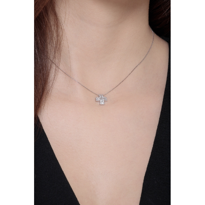 Collier en or blanc 18 carats avec croix pavée de diamants Collier en or blanc 18 carats avec croix pavée de diamants