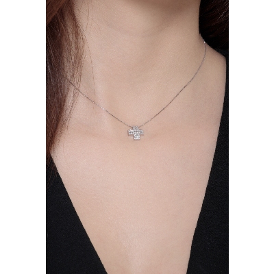 Collier en or blanc 18 carats avec croix pavée de diamants