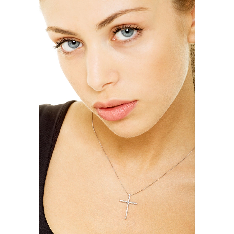Collier en or blanc 18k avec pendentif croix serti de diamants Collier en or blanc 18k avec pendentif croix serti de diamants