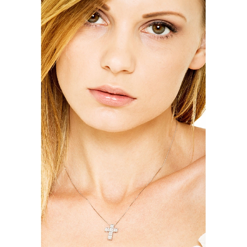 Collier en or blanc 18k avec croix sertie de brillants 0.20 ct