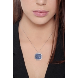 Collier en or blanc 18k avec croix carrée sertie de saphirs et diamants 2