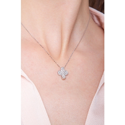 Collier en or blanc 18k avec croix bombée courbée et diamants