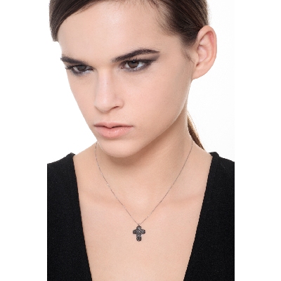 Collier avec croix bombée en or blanc 18k avec diamants noirs