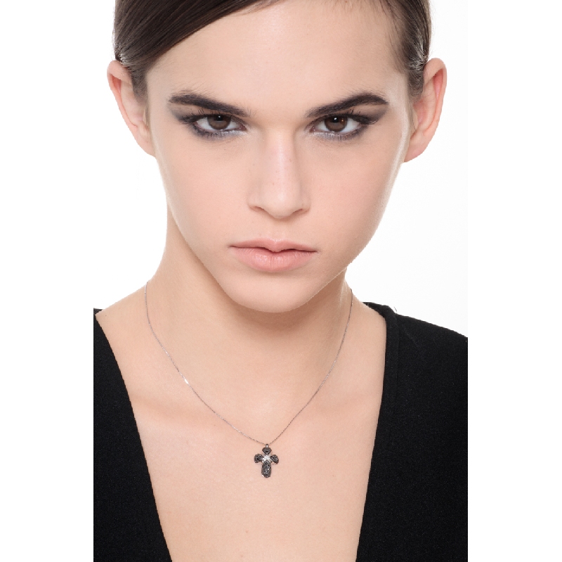 Collier avec croix bombée en or blanc 18k avec diamants noirs et diamant