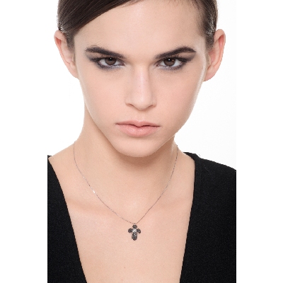 Collier avec croix bombée en or blanc 18k avec diamants noirs et diamant