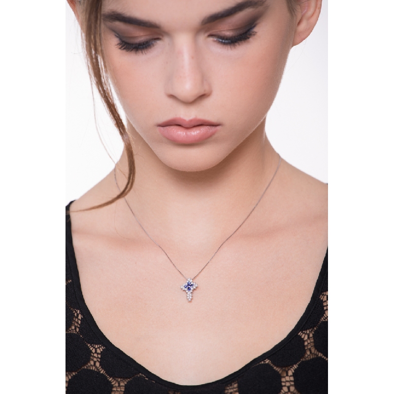 Collier avec croix en or blanc 18k avec saphirs bleus et diamants
