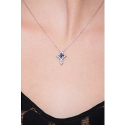 Collier avec croix en or blanc 18k avec saphirs bleus et diamants 2