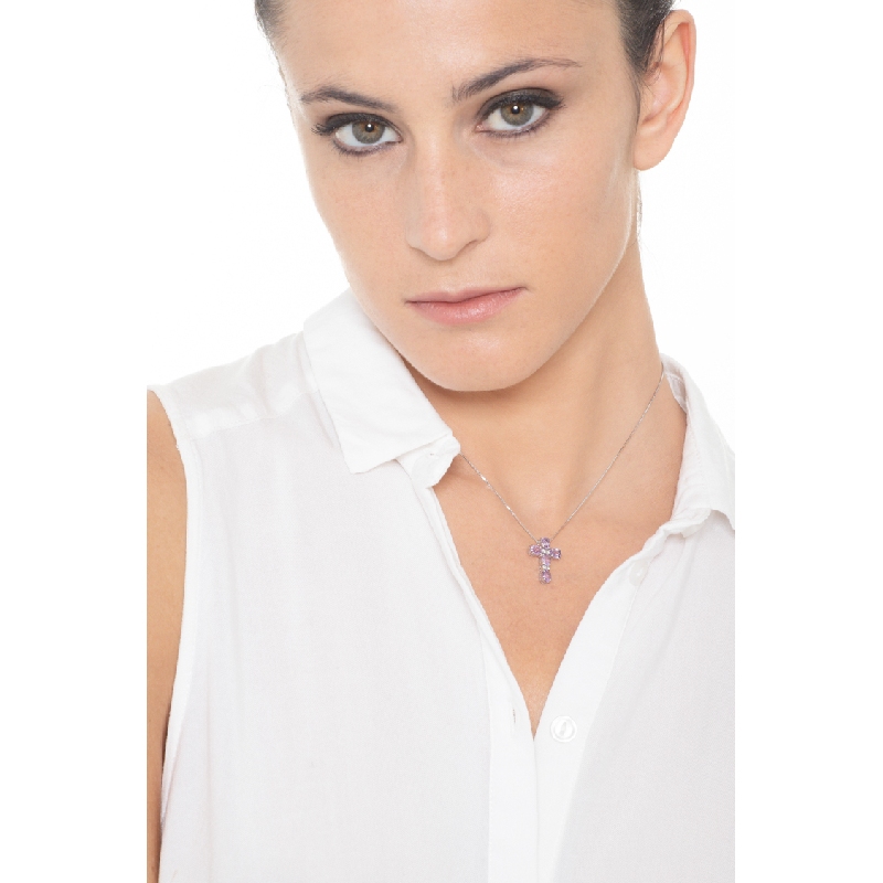 Collier en or blanc 18 carats avec croix d'améthystes et diamants Collier en or blanc 18 carats avec croix d'améthystes et diamants