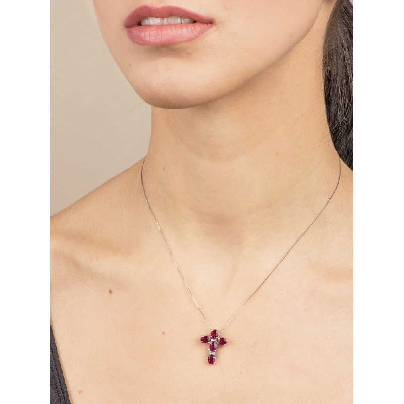 Collier en or blanc 18k avec pendentif croix serti de rubis et diamants