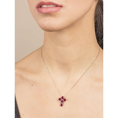 Collier en or blanc 18k avec pendentif croix serti de rubis et diamants