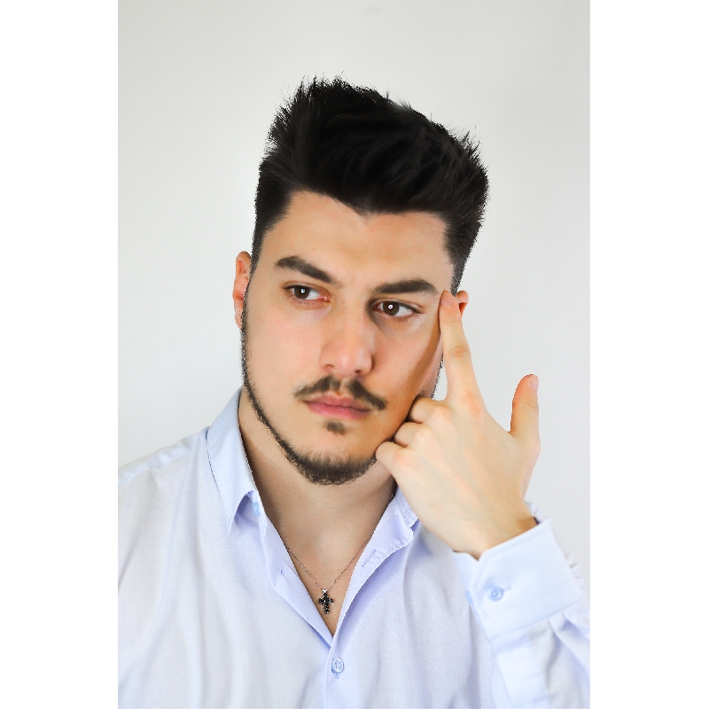 Collier en or blanc 18k avec croix en diamants noirs 50 cm