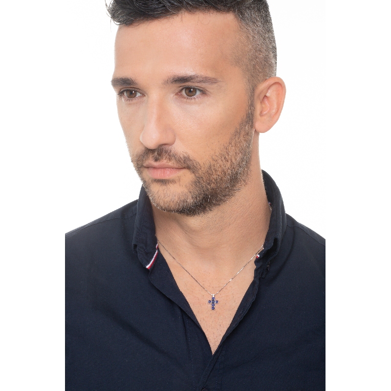 Pendentif en croix en or blanc 18 carats orné de saphirs bleus Pendentif en croix en or blanc 18 carats orné de saphirs bleus