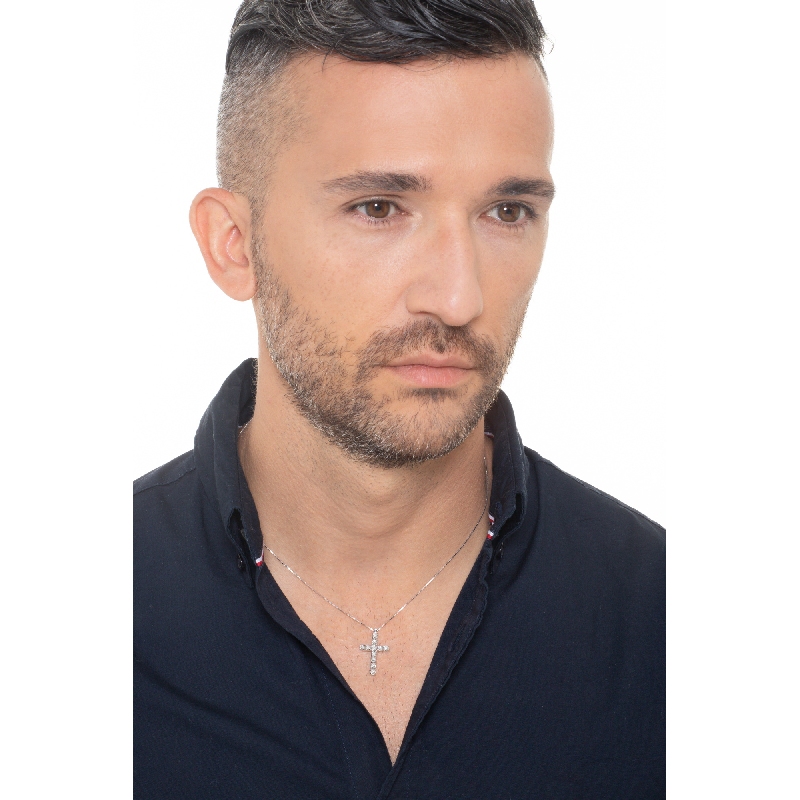 Collier en or blanc 18 carats avec une croix et des diamants 24x15 mm Collier en or blanc 18 carats avec une croix et des diamants 24x15 mm