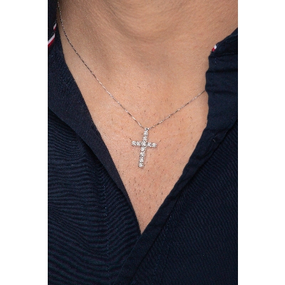 Collier en or blanc 18 carats avec une croix et des diamants 24x15 mm