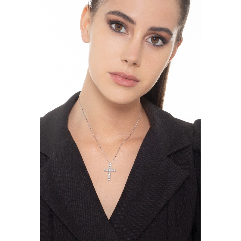Collier en or blanc 18 carats avec une croix sertie de diamants Collier en or blanc 18 carats avec une croix sertie de diamants