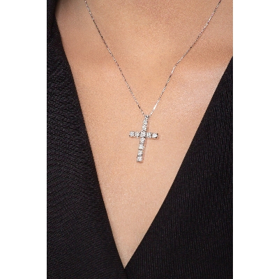 Collier en or blanc 18 carats avec une croix sertie de diamants