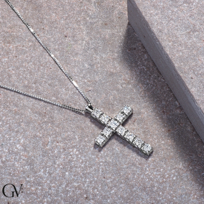 Collier homme en or blanc 18 ct avec une croix sertie de diamants Collier homme en or blanc 18 ct avec une croix sertie de diamants