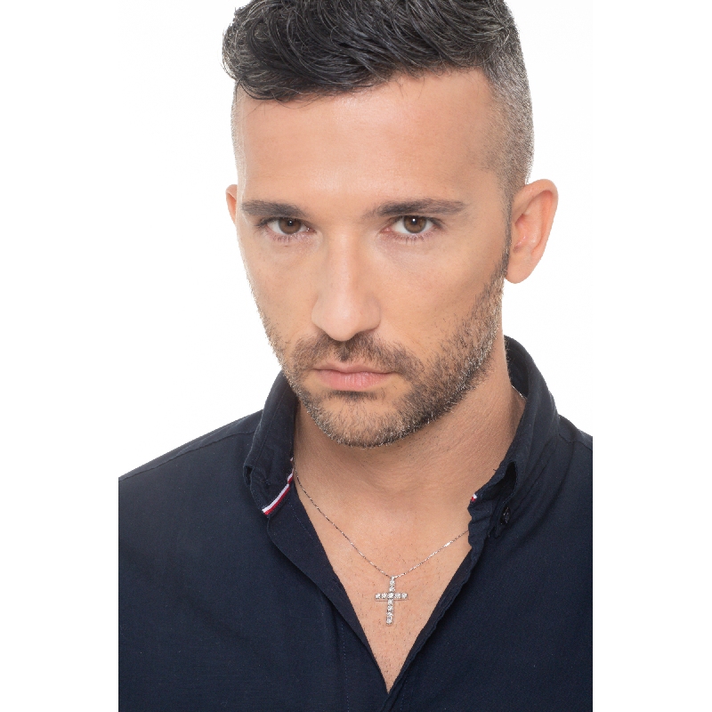 Collier homme en or blanc 18 ct avec une croix sertie de diamants Collier homme en or blanc 18 ct avec une croix sertie de diamants