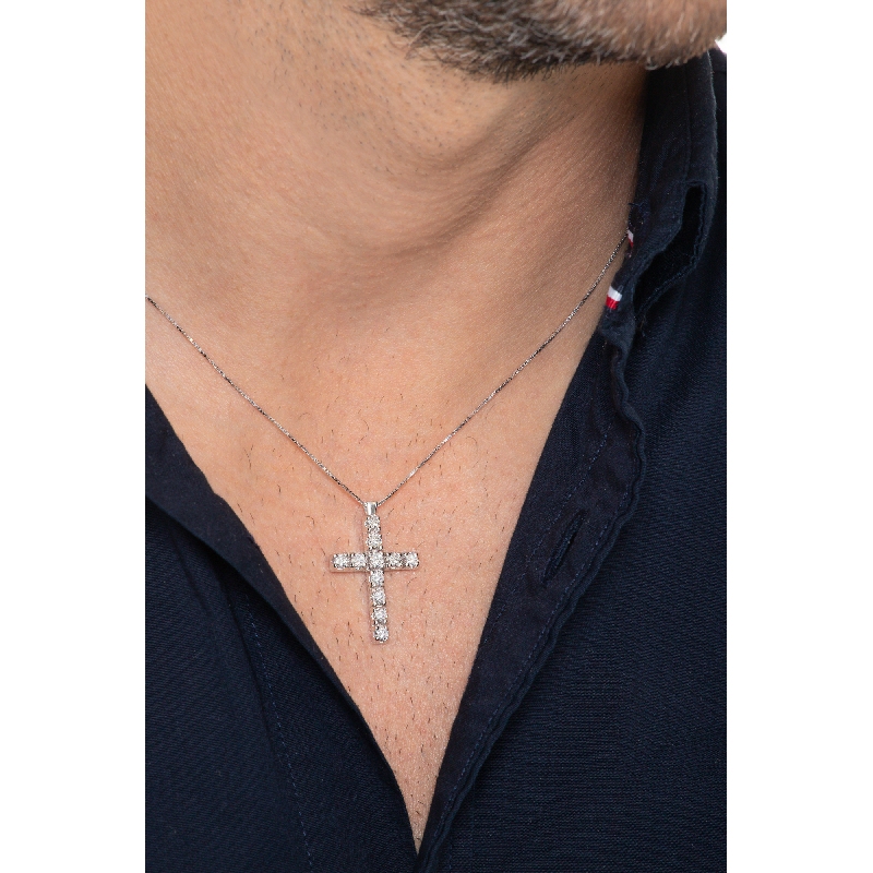 Collier homme en or blanc 18 ct avec une croix sertie de diamants Collier homme en or blanc 18 ct avec une croix sertie de diamants