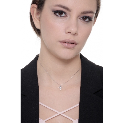 Collier en or blanc 18k avec croix ornée de diamants 13x10 mm