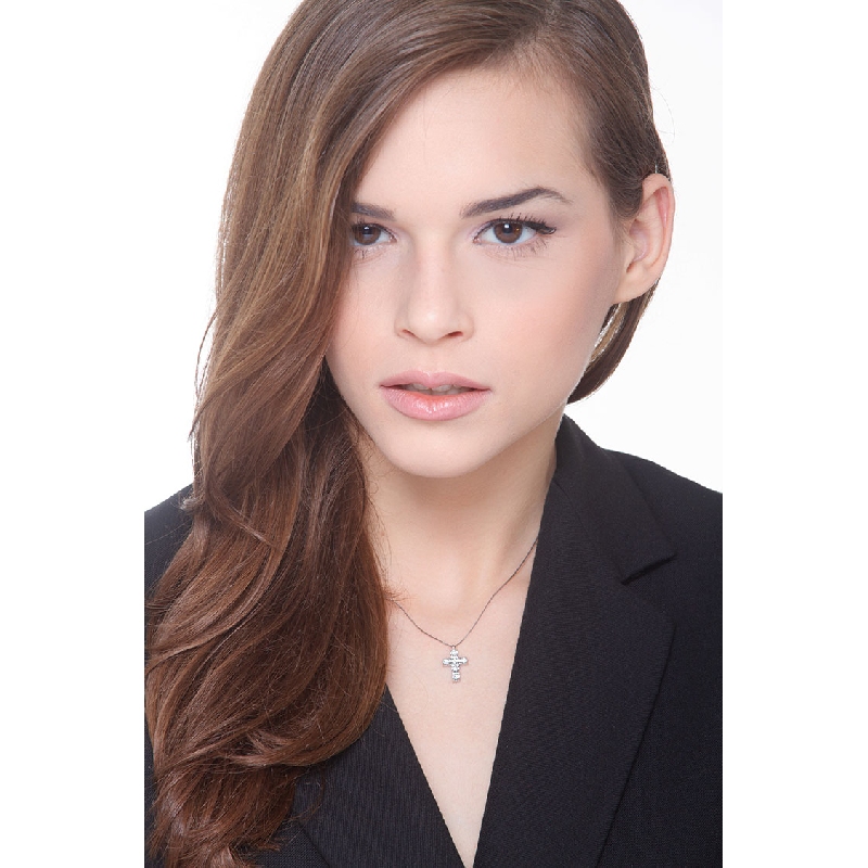 Collier en or blanc 18k avec croix ornée de diamants