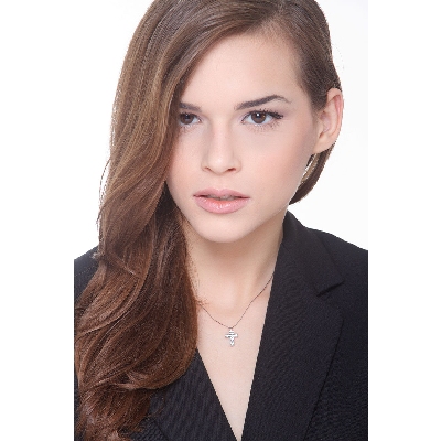 Collier en or blanc 18k avec croix ornée de diamants