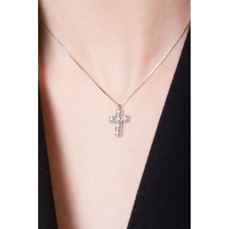 Collier en or blanc 18k avec croix ornée de diamants